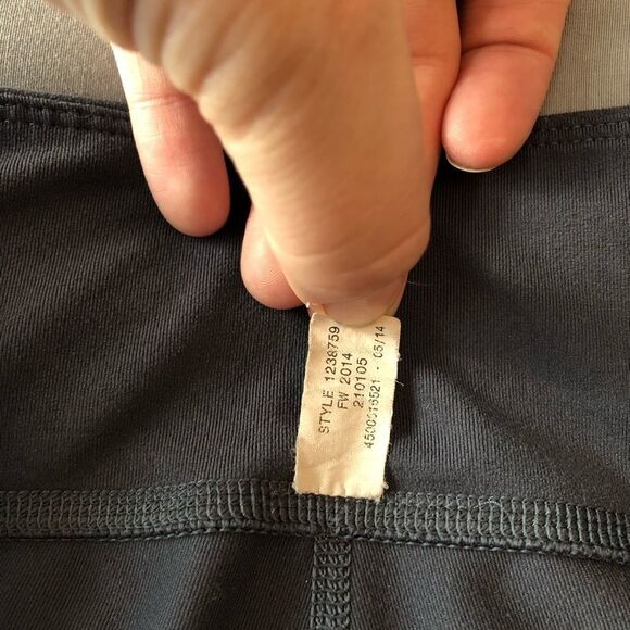 under Armour size Med Grey capri activewear leggings - Picture 3 of 5